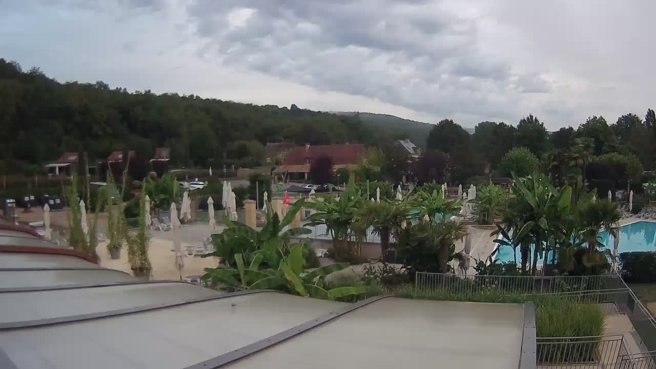 Saint-Léon-sur-Vézère › Nord: Camping le Paradis Dordogne 5 étoiles