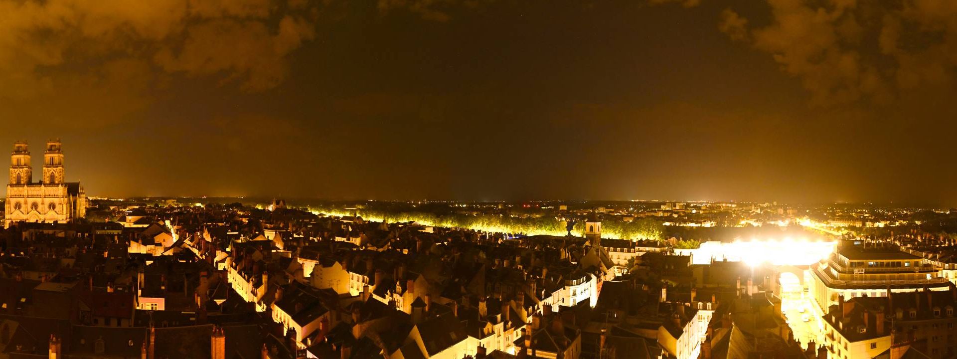 Orléans › Sud-est: Parking Couvert des Halles-Châtelet - Cathédrale Sainte-Croix d'Orléans