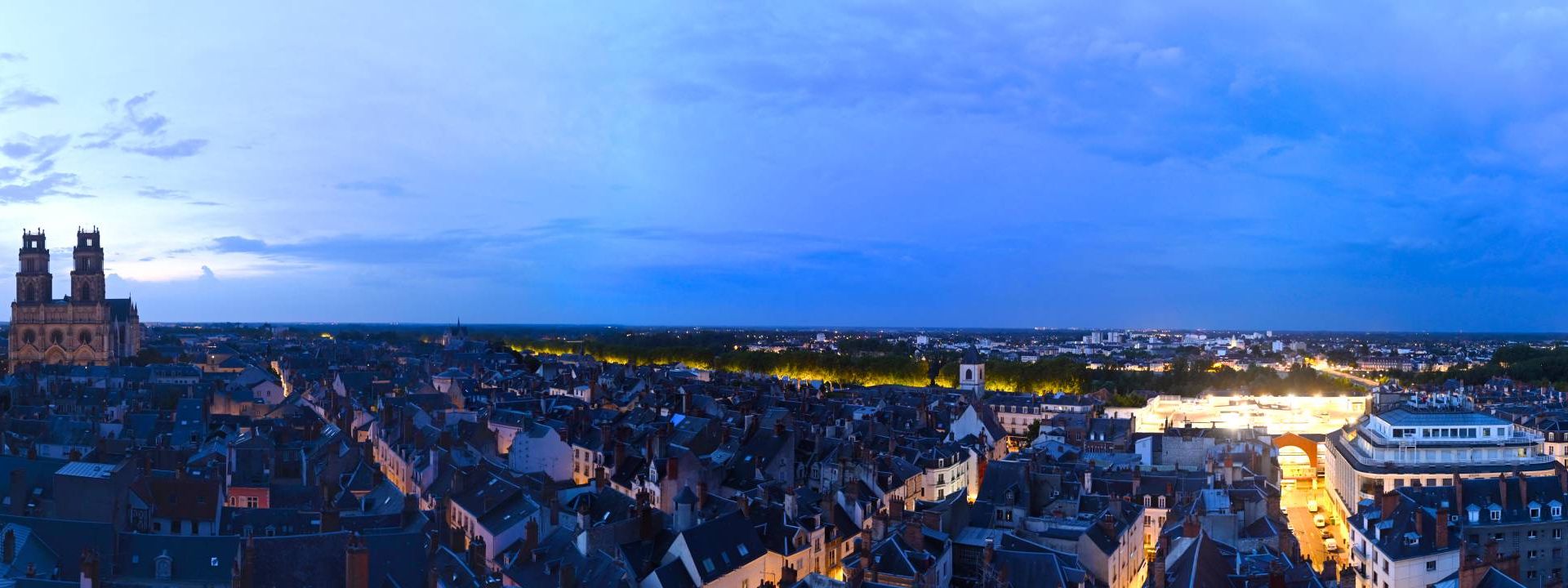 Orléans › Sud-est: Parking Couvert des Halles-Châtelet - Cathédrale Sainte-Croix d'Orléans