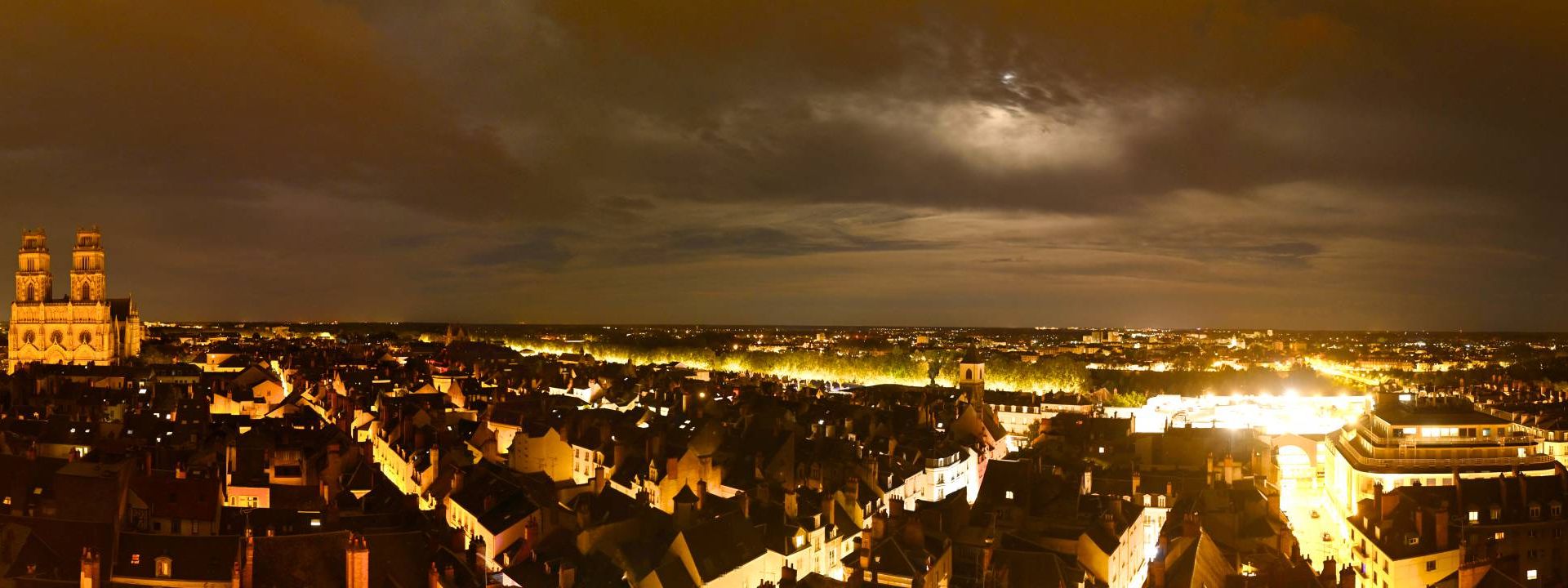 Orléans › Sud-est: Parking Couvert des Halles-Châtelet - Cathédrale Sainte-Croix d'Orléans