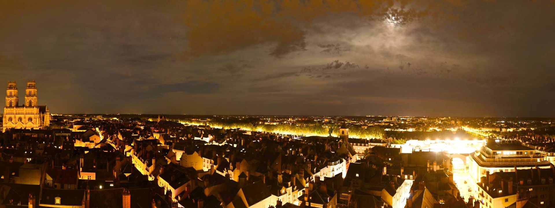 Orléans › Sud-est: Parking Couvert des Halles-Châtelet - Cathédrale Sainte-Croix d'Orléans