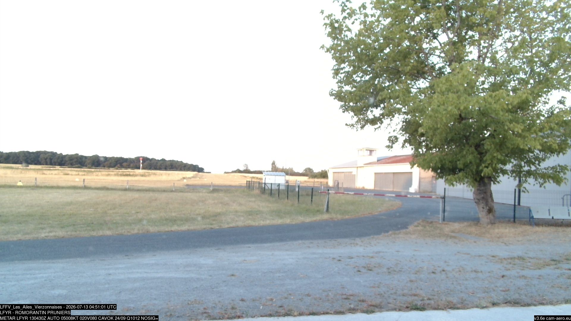 Méreau › Sud-ouest: Aérodrome de Vierzon