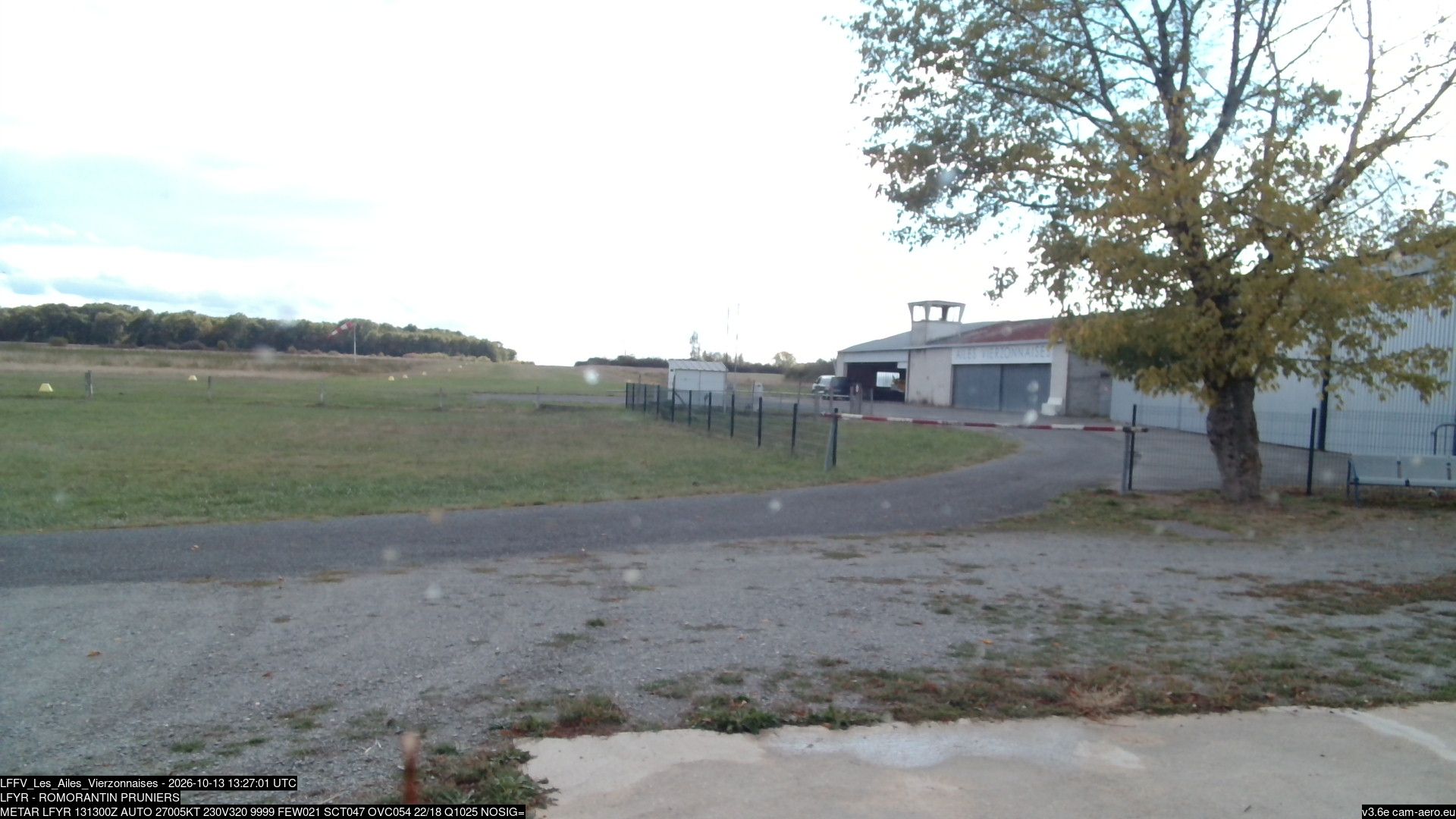 Méreau › Sud-ouest: Aérodrome de Vierzon