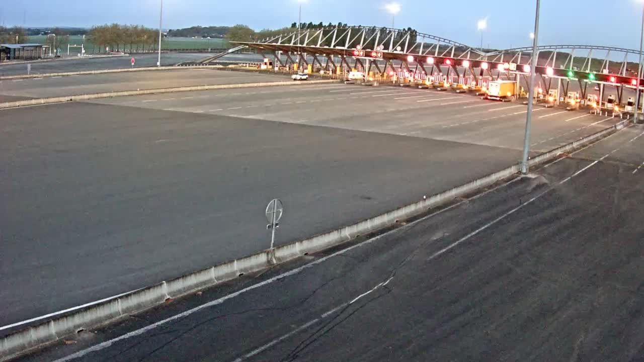 Montereau-sur-le-Jard: Melun-A5 près de Melun, Barrière de péage des Eprunes, vue orientée vers Paris