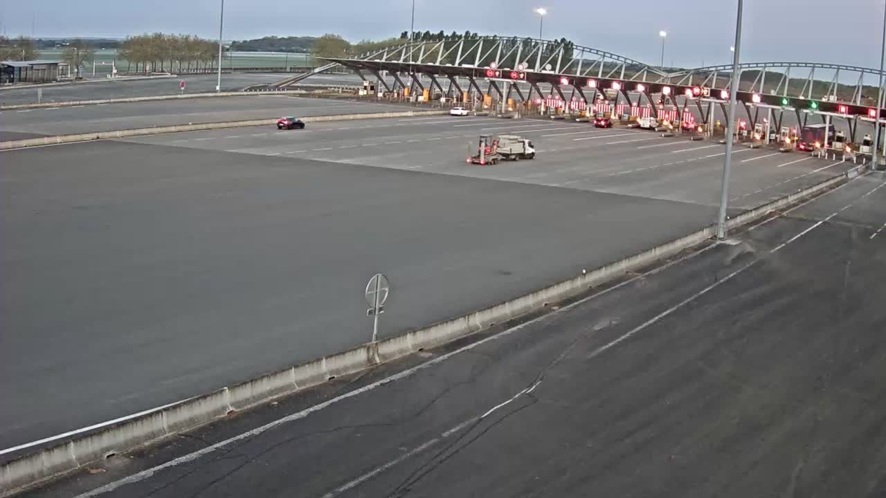 Montereau-sur-le-Jard: Melun-A5 près de Melun, Barrière de péage des Eprunes, vue orientée vers Paris