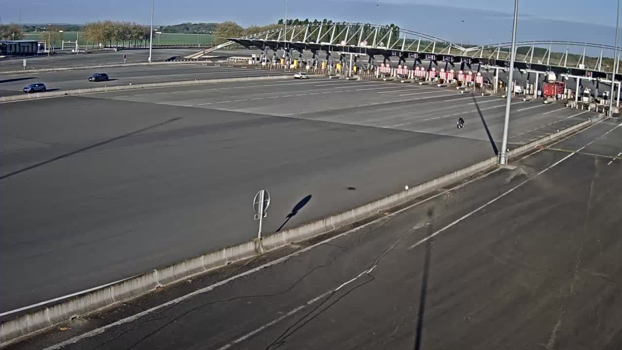 Montereau-sur-le-Jard: Melun-A5 près de Melun, Barrière de péage des Eprunes, vue orientée vers Paris