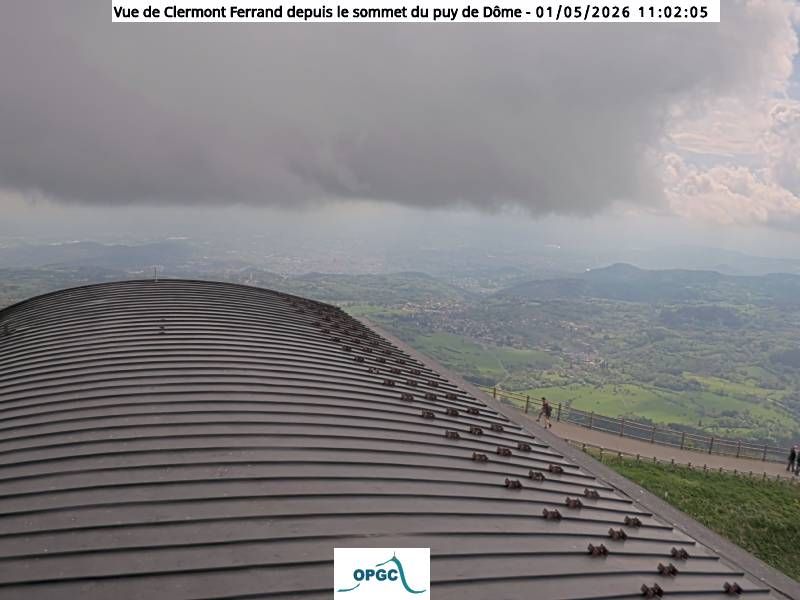 Saint-Jean-des-Ollières: Vue de Clermont-Ferrand depuis le sommet du Puy de Dome