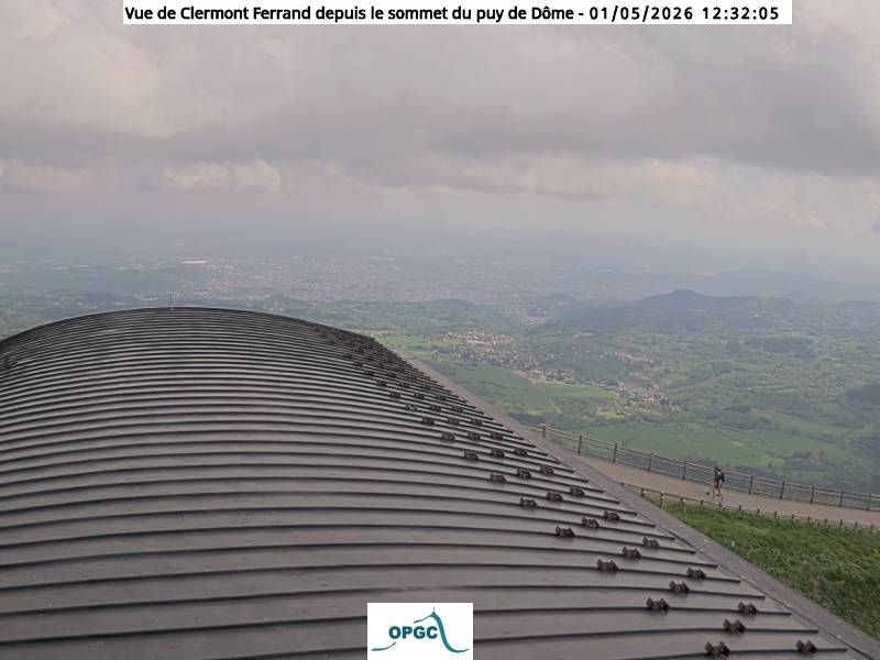 Saint-Jean-des-Ollières: Vue de Clermont-Ferrand depuis le sommet du Puy de Dome