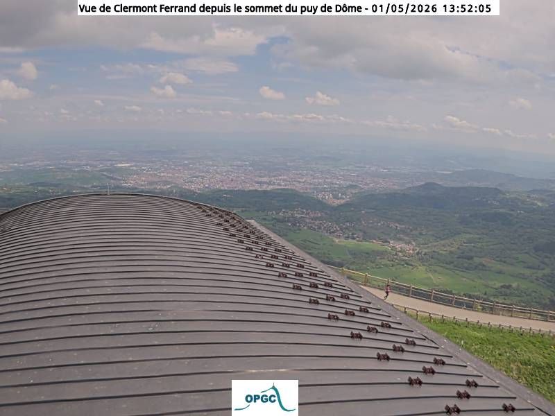 Saint-Jean-des-Ollières: Vue de Clermont-Ferrand depuis le sommet du Puy de Dome