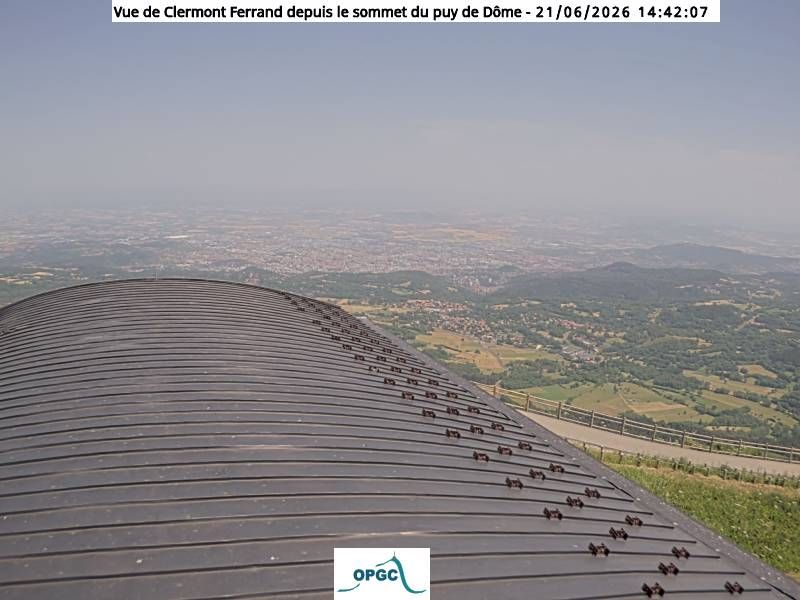 Saint-Jean-des-Ollières: Vue de Clermont-Ferrand depuis le sommet du Puy de Dome
