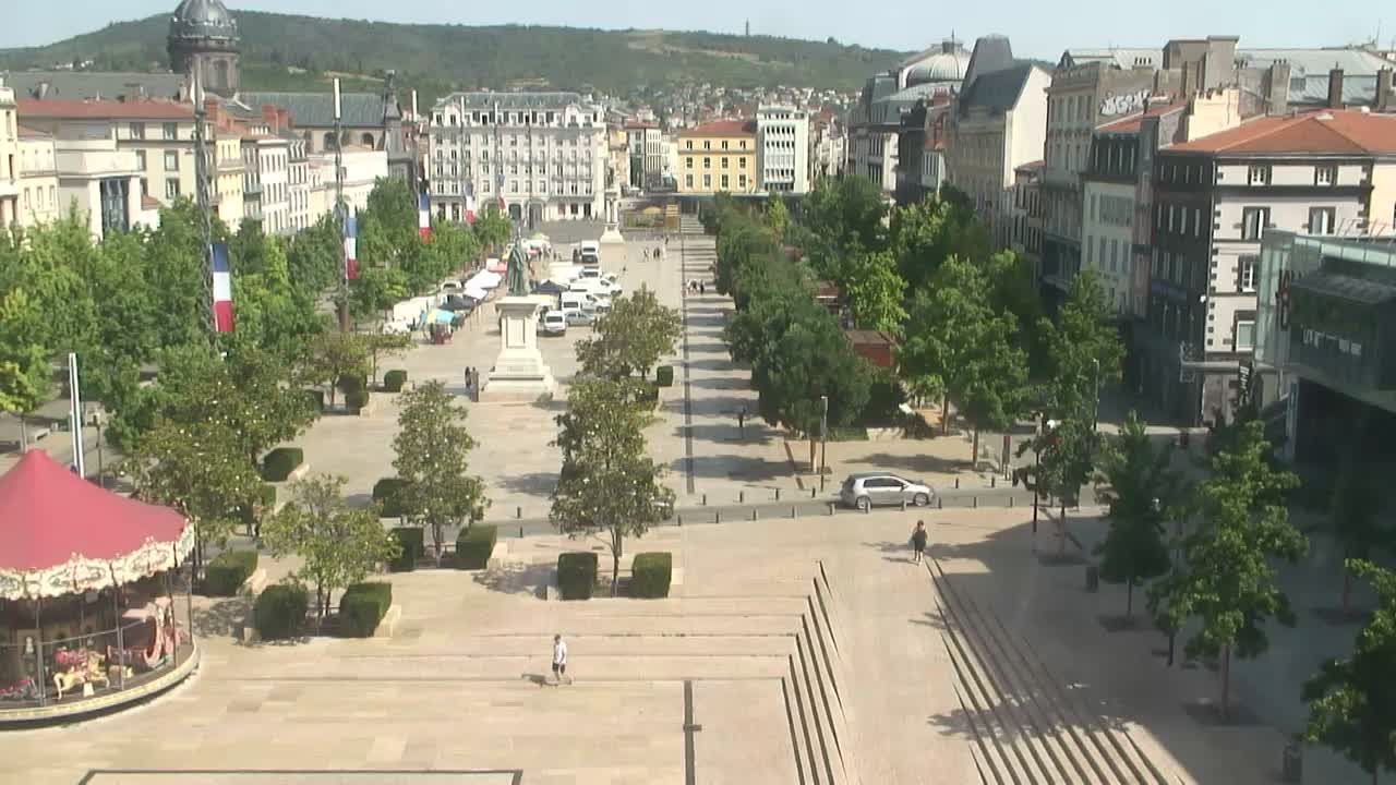 Clermont-Ferrand › Sud-ouest: Carrousel de Jaude - Fontaine majestueuse