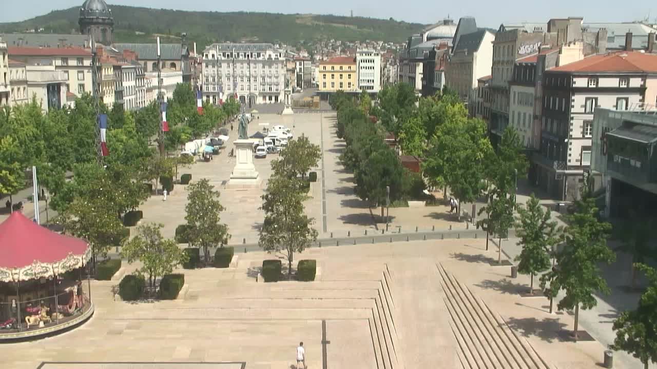 Clermont-Ferrand › Sud-ouest: Carrousel de Jaude - Fontaine majestueuse