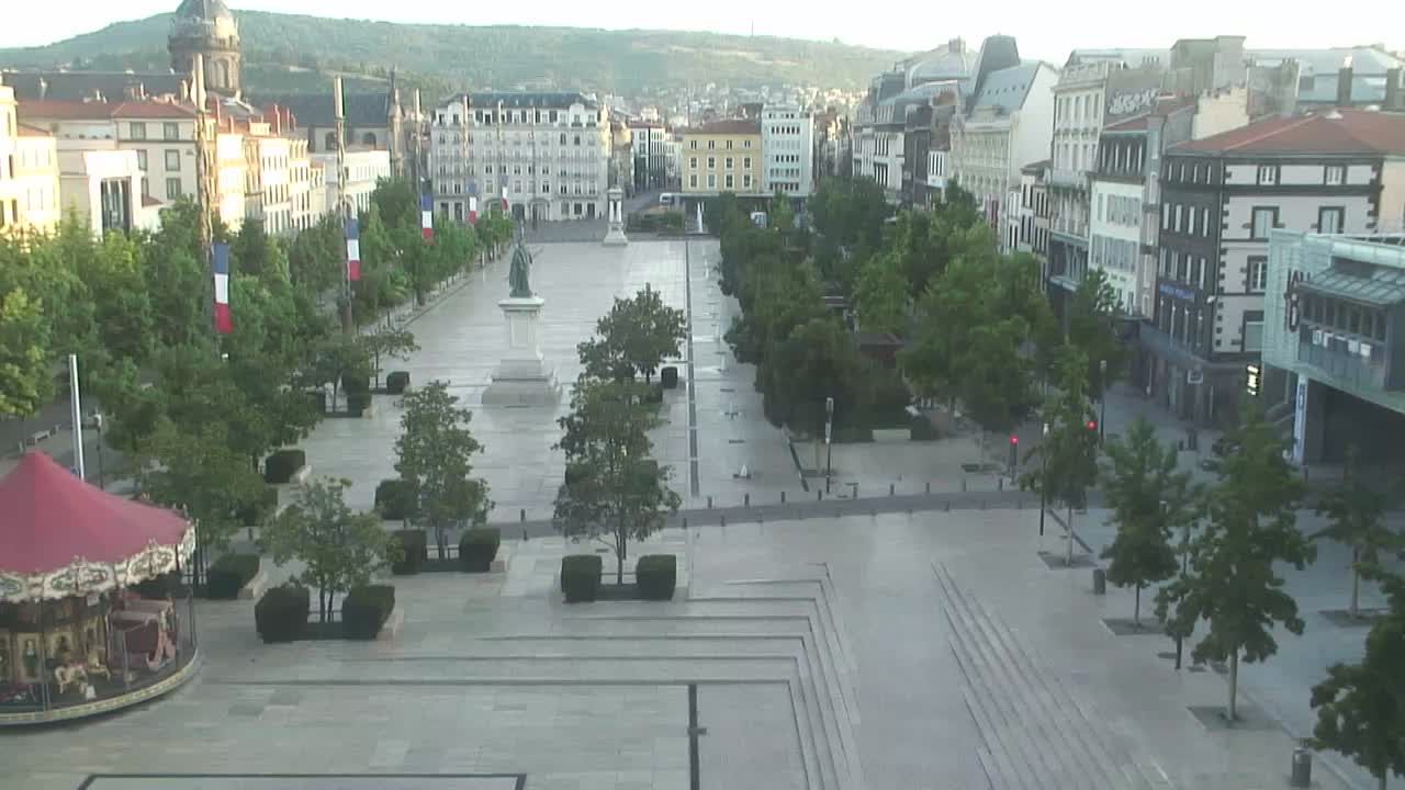 Clermont-Ferrand › Sud-ouest: Carrousel de Jaude - Fontaine majestueuse