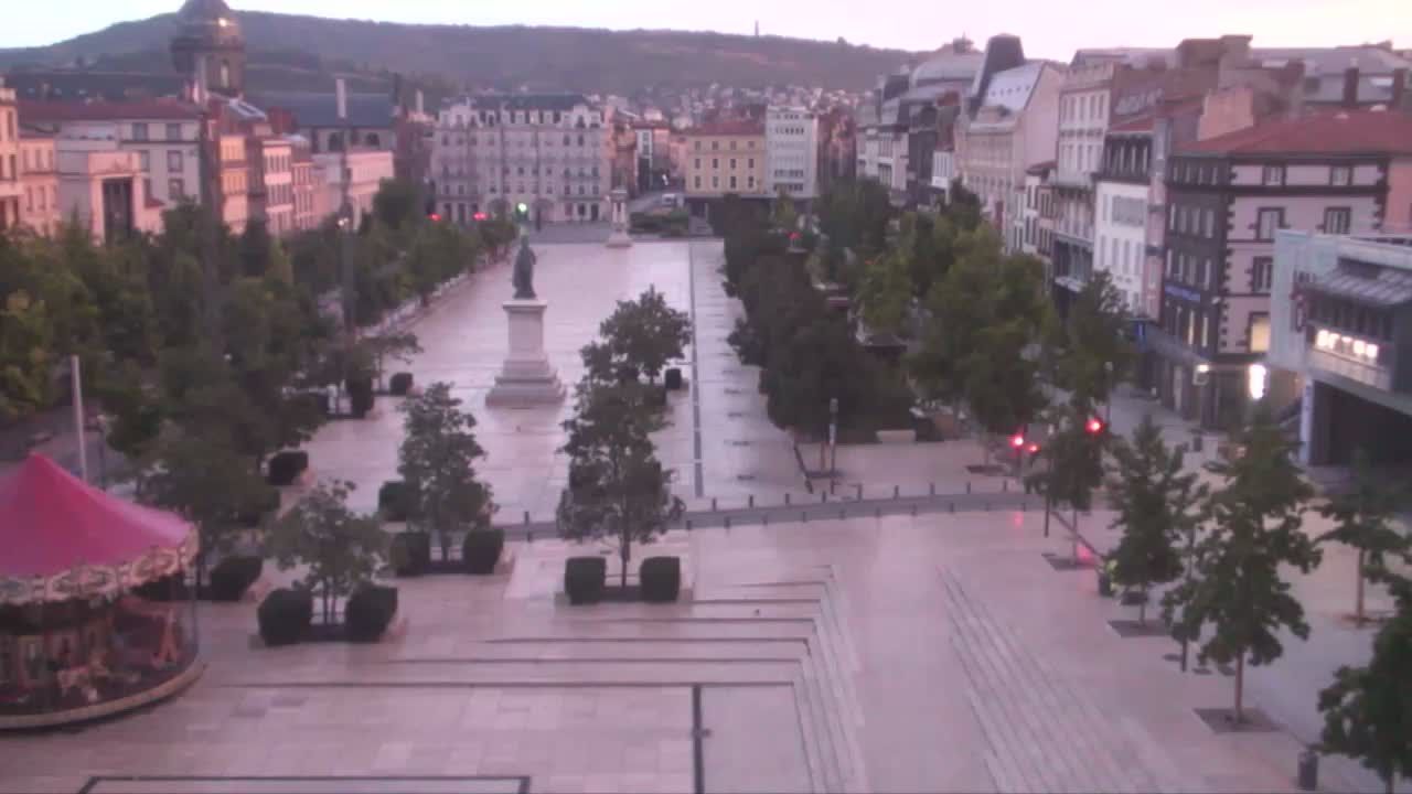 Clermont-Ferrand › Sud-ouest: Carrousel de Jaude - Fontaine majestueuse