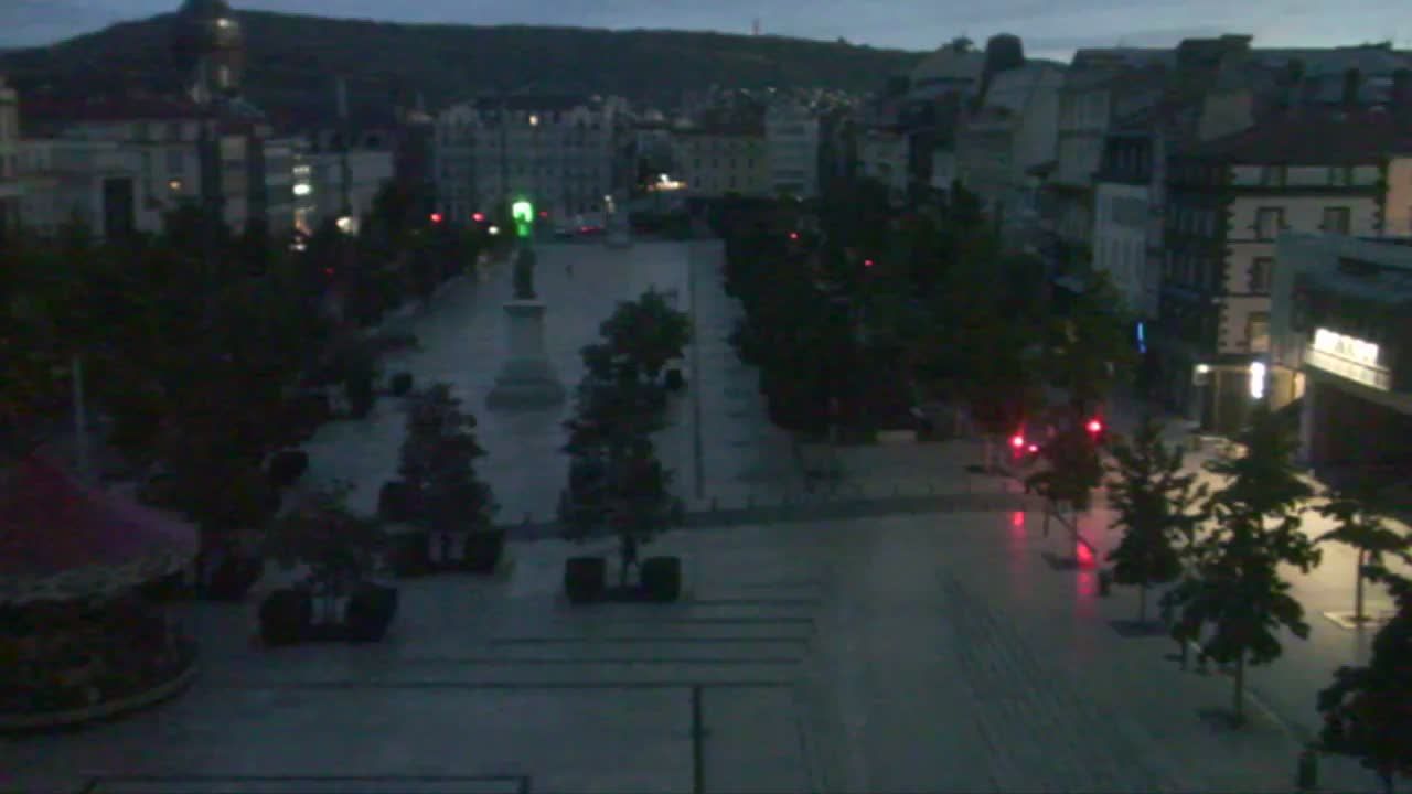 Clermont-Ferrand › Sud-ouest: Carrousel de Jaude - Fontaine majestueuse