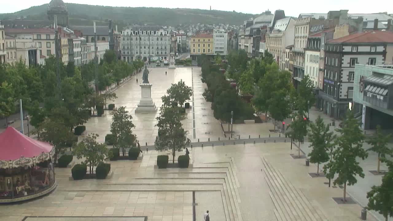 Clermont-Ferrand › Sud-ouest: Carrousel de Jaude - Fontaine majestueuse