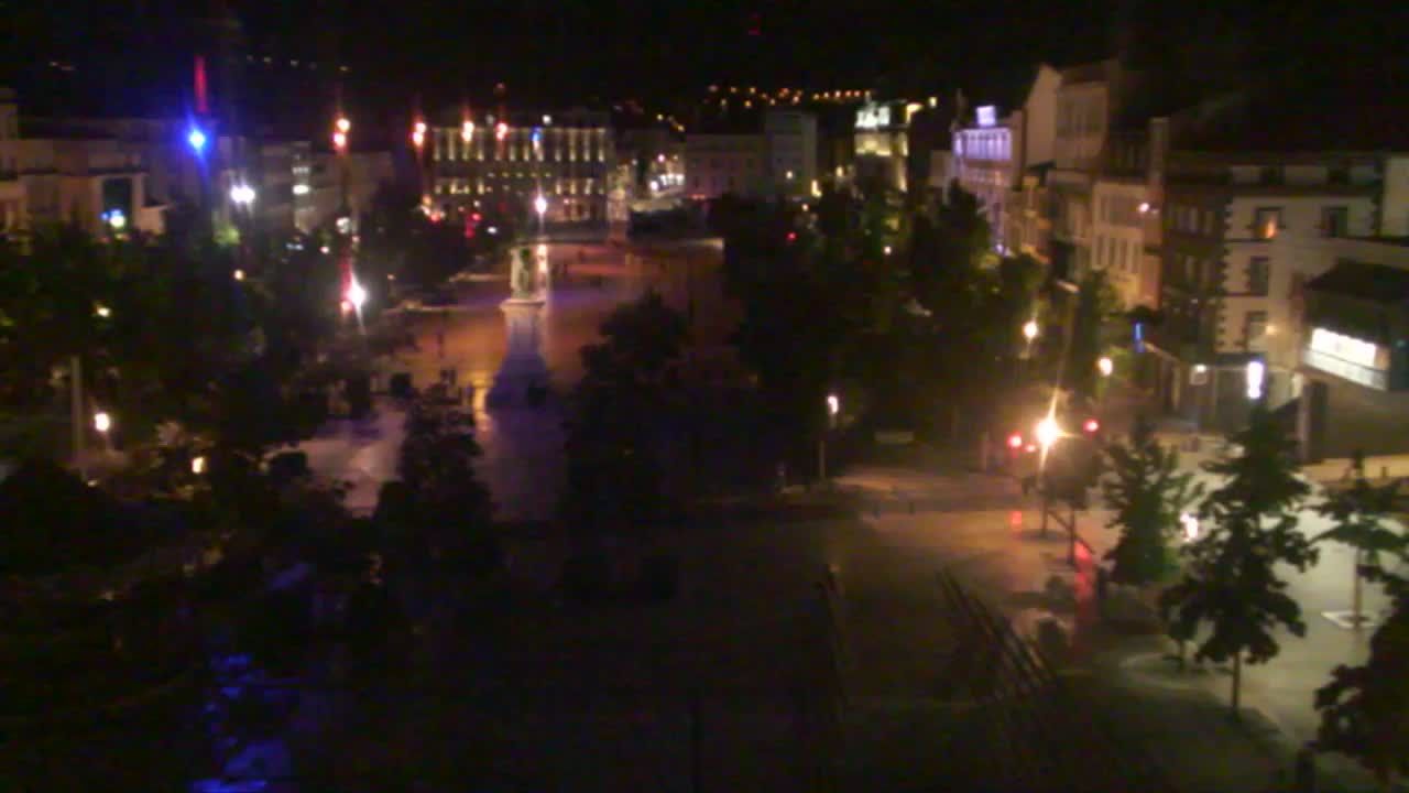 Clermont-Ferrand › Sud-ouest: Carrousel de Jaude - Fontaine majestueuse