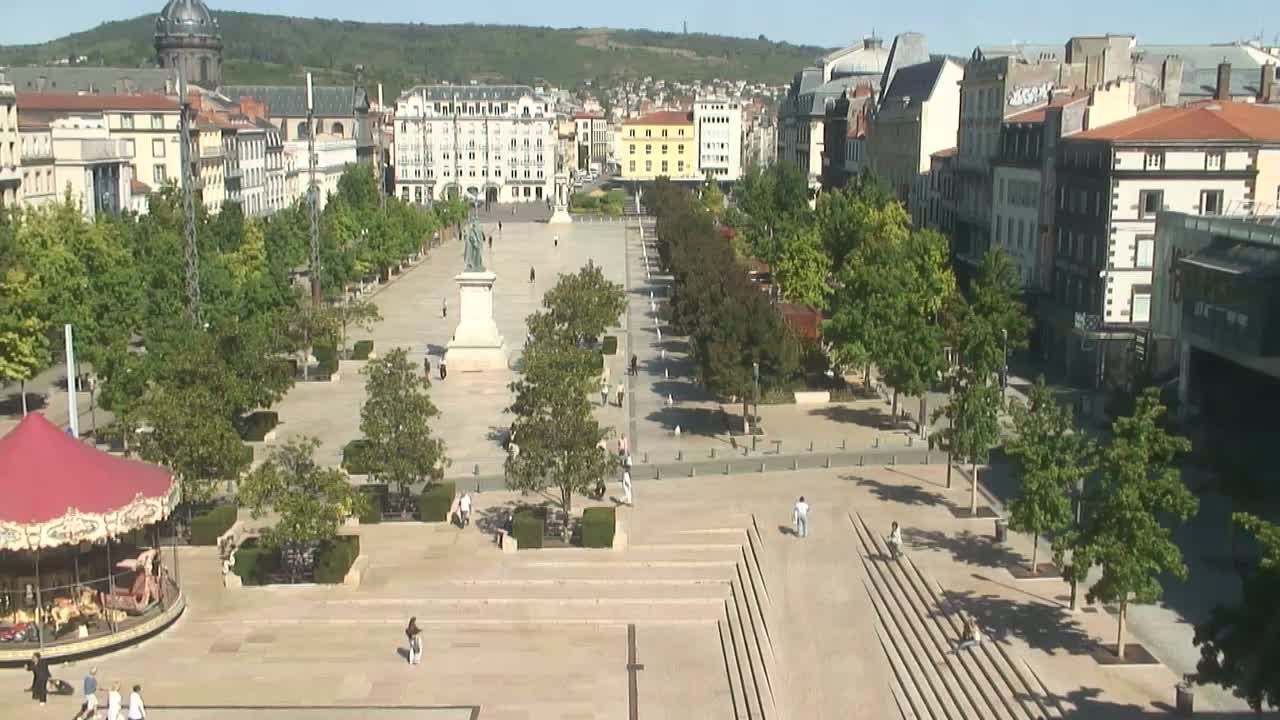 Clermont-Ferrand › Sud-ouest: Carrousel de Jaude - Fontaine majestueuse