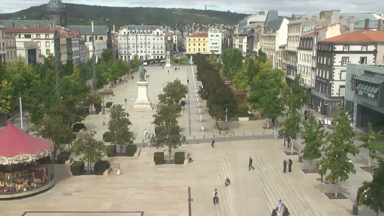 Clermont-Ferrand › Sud-ouest: Carrousel de Jaude - Fontaine majestueuse