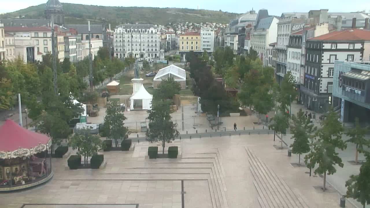 Clermont-Ferrand › Sud-ouest: Carrousel de Jaude - Fontaine majestueuse