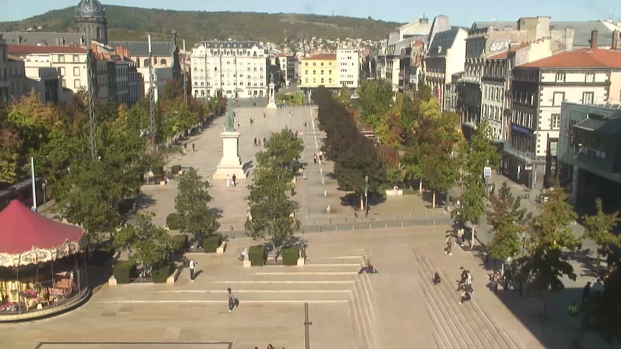 Clermont-Ferrand › Sud-ouest: Carrousel de Jaude - Fontaine majestueuse