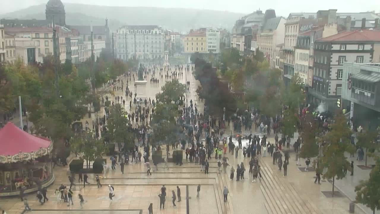 Clermont-Ferrand › Sud-ouest: Carrousel de Jaude - Fontaine majestueuse