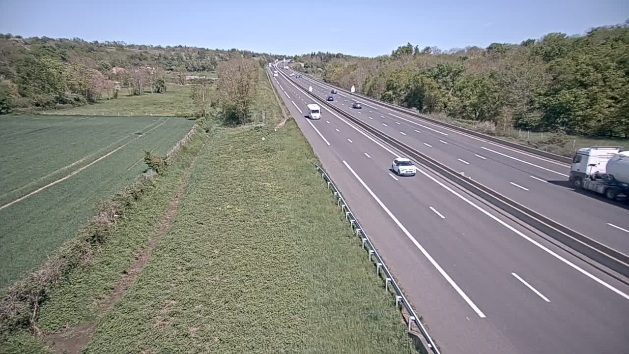 Champs: Près de l’aire de service des Volcans-d’Auvergne