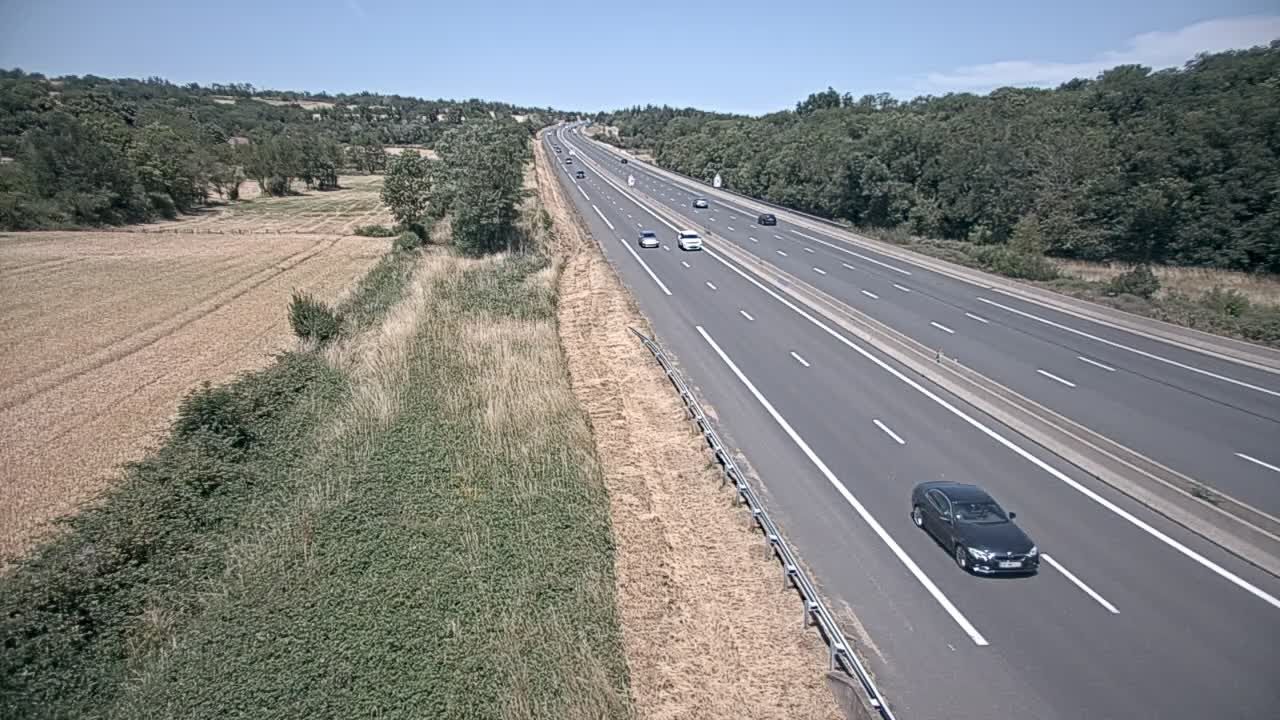 Champs: Près de l’aire de service des Volcans-d’Auvergne