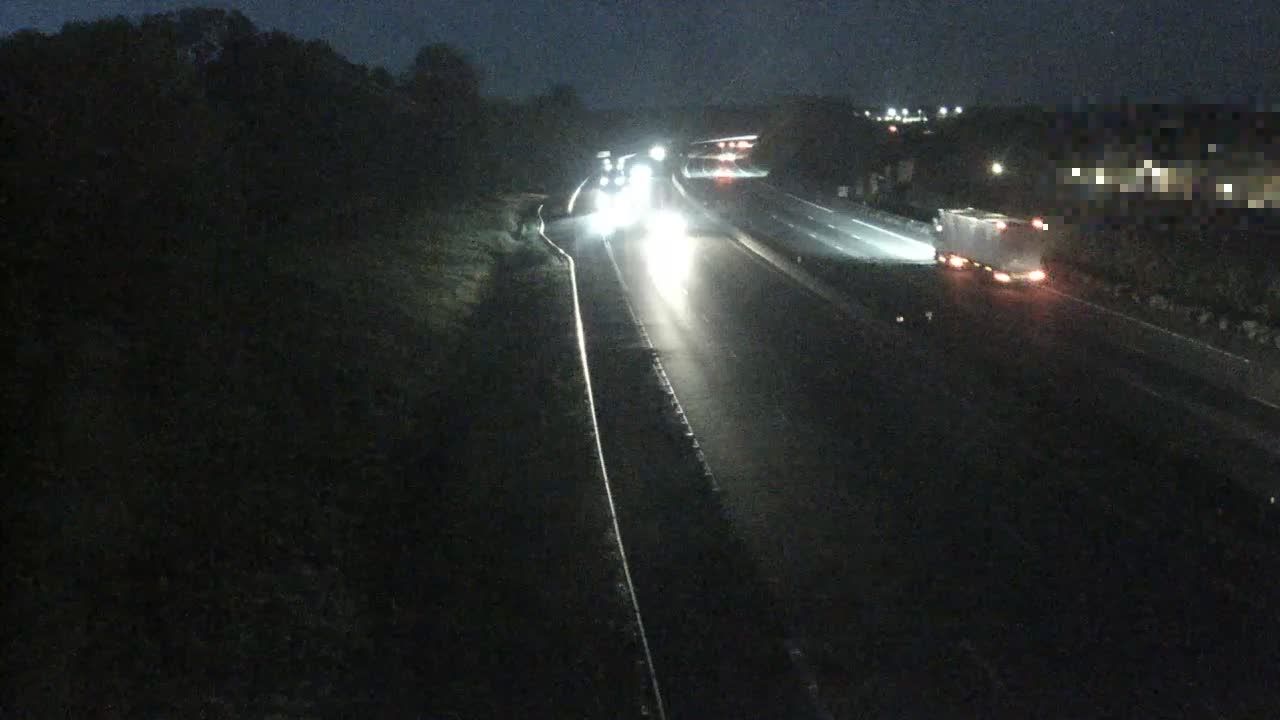 Charnay-lès-Mâcon: Mâcon-Autoroute A6 en périphérie de Mâcon Sud, vue orientée vers Paris