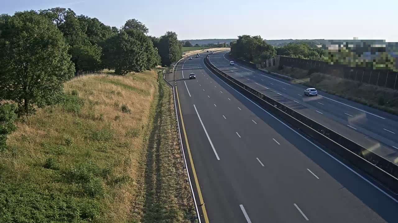 Charnay-lès-Mâcon: Mâcon-Autoroute A6 en périphérie de Mâcon Sud, vue orientée vers Paris