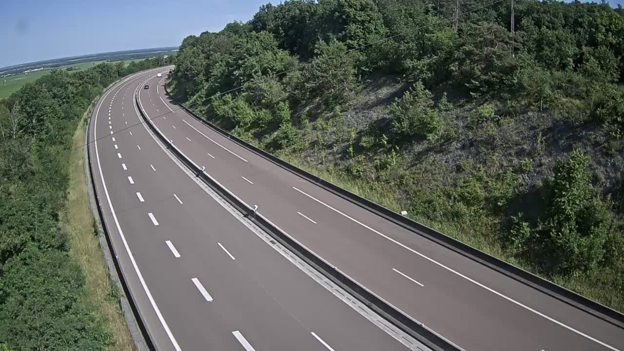 Savigny-lès-Beaune: Beaune-Autoroute A6 en périphérie de Beaune Nord et à proximité du Col de Bessey vue orientée en direction de Lyon