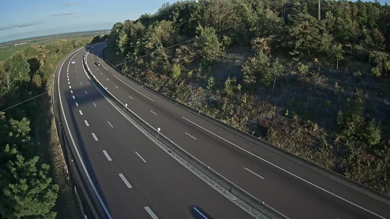 Savigny-lès-Beaune: Beaune-Autoroute A6 en périphérie de Beaune Nord et à proximité du Col de Bessey vue orientée en direction de Lyon