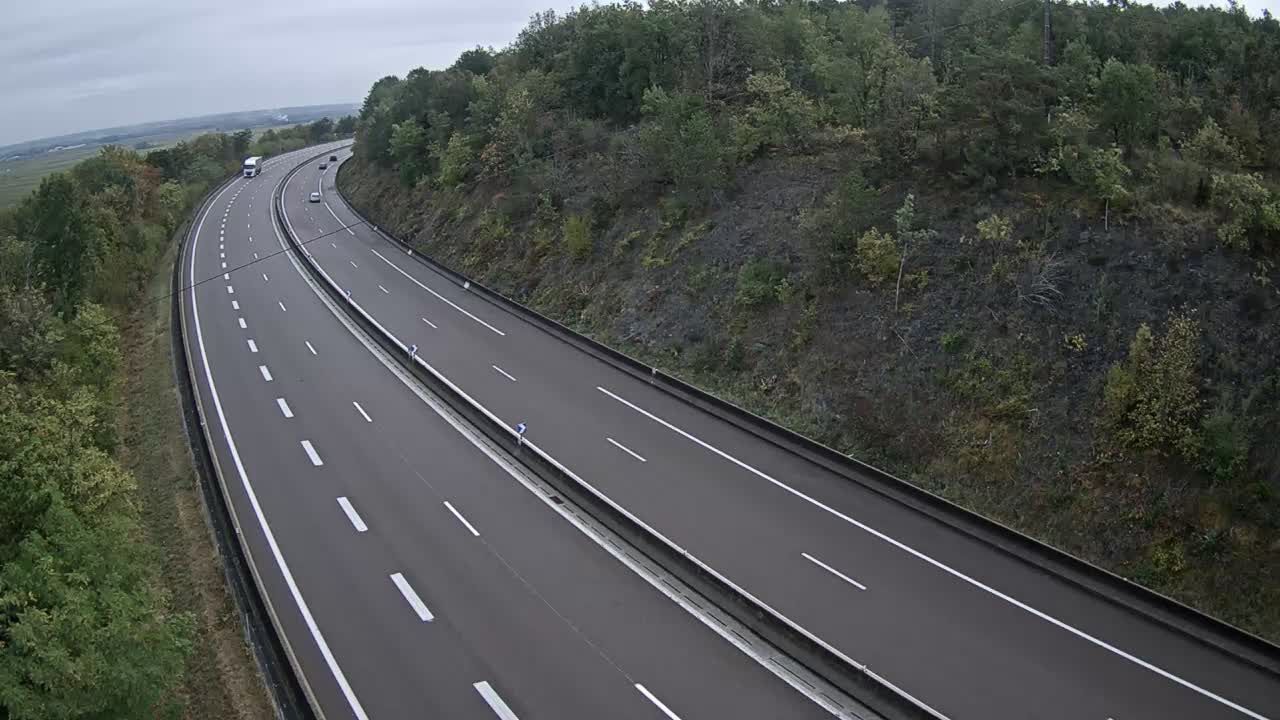 Savigny-lès-Beaune: Beaune-Autoroute A6 en périphérie de Beaune Nord et à proximité du Col de Bessey vue orientée en direction de Lyon