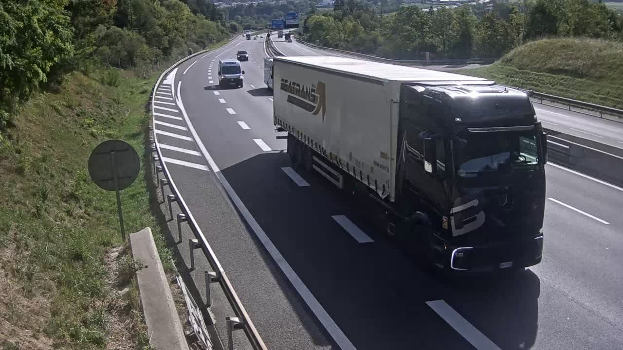 Ceignes › Est: Nantua-A40 près de Nantua, Descente de Maillat, près d'Oyonnax et Nantua, vue orientée vers Mâcon