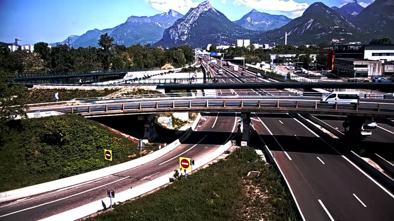 Seyssinet-Pariset: Grenoble-Autoroute A480 à Grenoble. Vue orientée sur l’entrée et sortie de Grenoble Sud