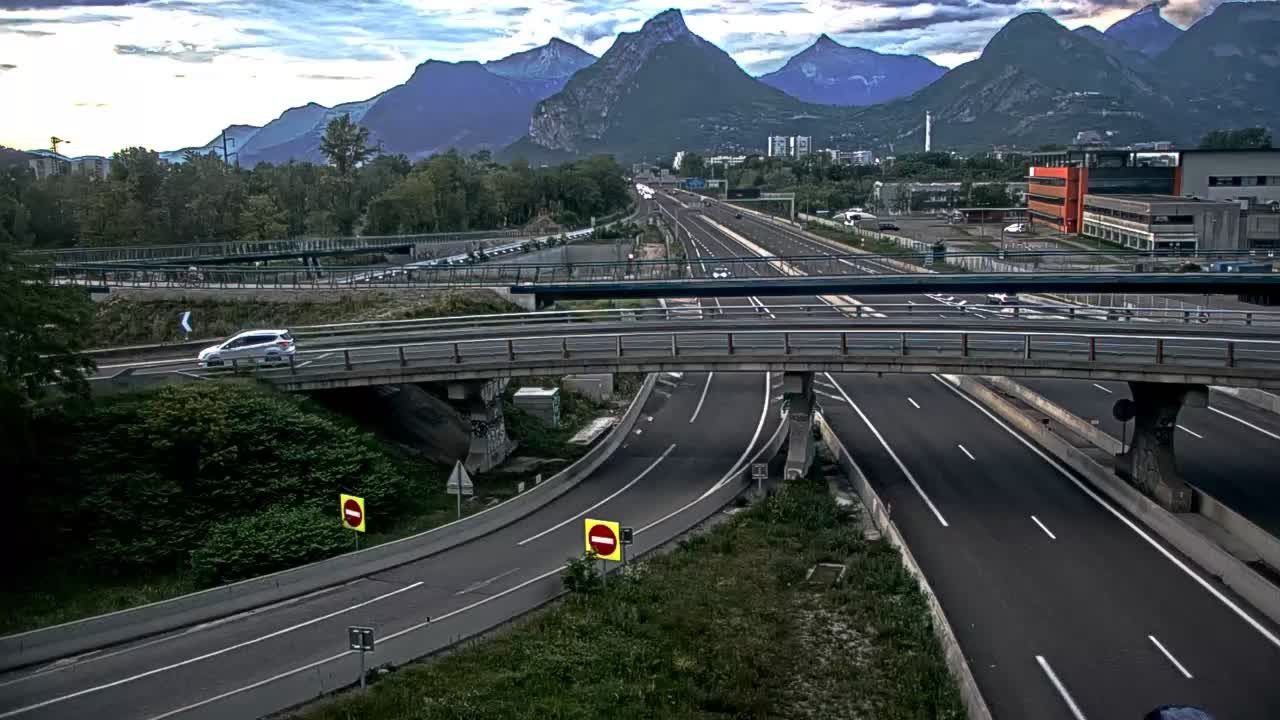 Seyssinet-Pariset: Grenoble-Autoroute A480 à Grenoble. Vue orientée sur l’entrée et sortie de Grenoble Sud