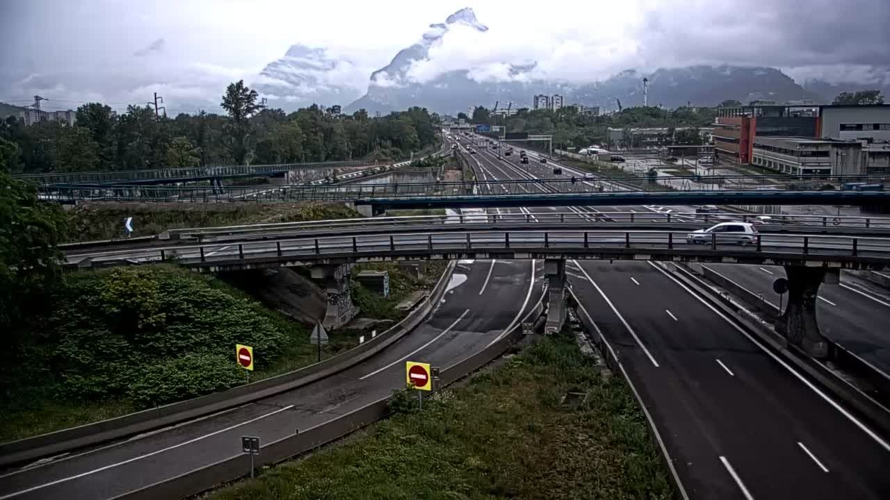 Seyssinet-Pariset: Grenoble-Autoroute A480 à Grenoble. Vue orientée sur l’entrée et sortie de Grenoble Sud