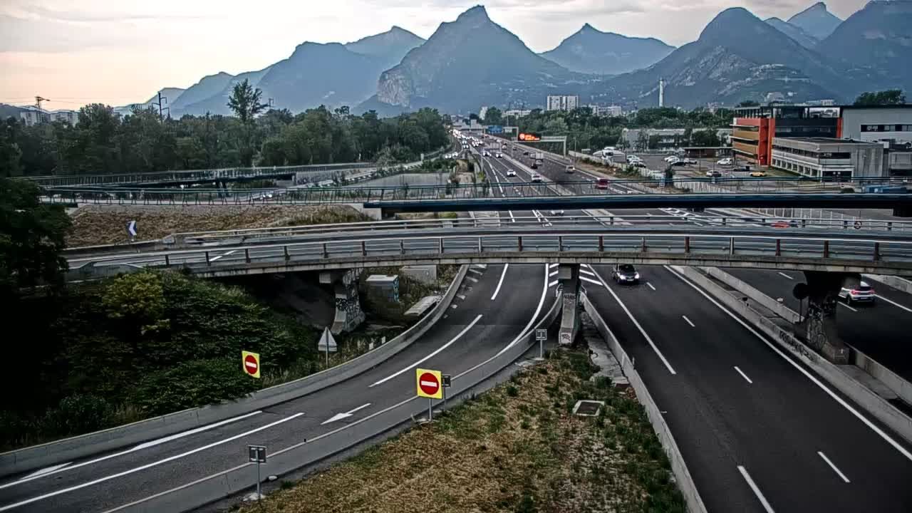 Seyssinet-Pariset: Grenoble-Autoroute A480 à Grenoble. Vue orientée sur l’entrée et sortie de Grenoble Sud