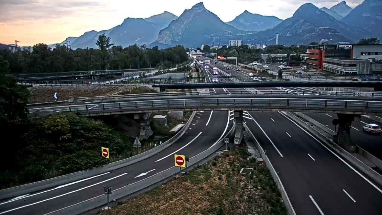 Seyssinet-Pariset: Grenoble-Autoroute A480 à Grenoble. Vue orientée sur l’entrée et sortie de Grenoble Sud