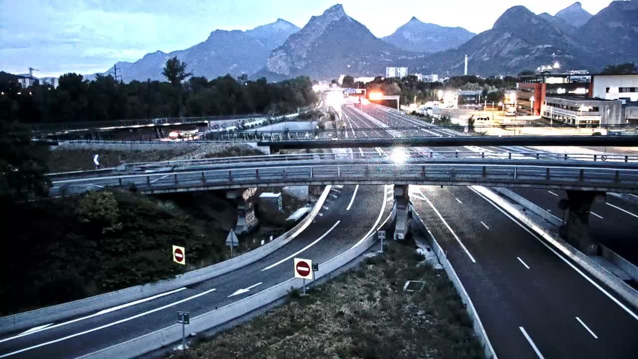 Seyssinet-Pariset: Grenoble-Autoroute A480 à Grenoble. Vue orientée sur l’entrée et sortie de Grenoble Sud