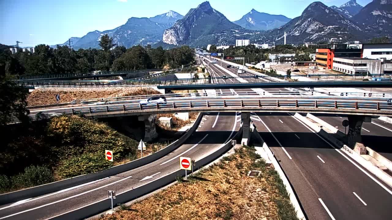 Seyssinet-Pariset: Grenoble-Autoroute A480 à Grenoble. Vue orientée sur l’entrée et sortie de Grenoble Sud