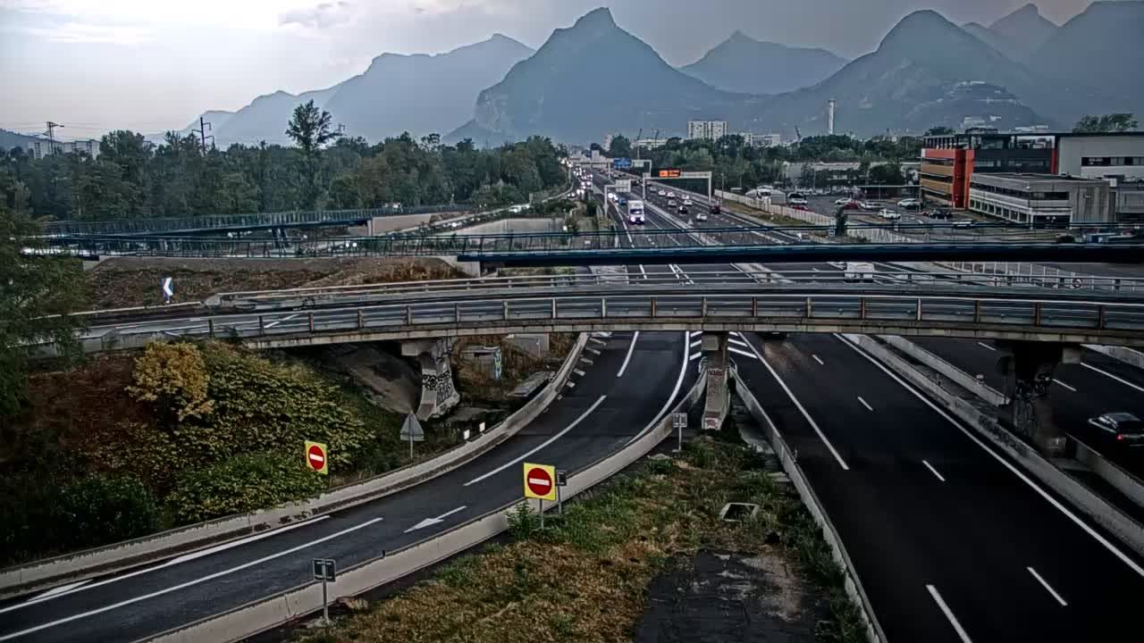 Seyssinet-Pariset: Grenoble-Autoroute A480 à Grenoble. Vue orientée sur l’entrée et sortie de Grenoble Sud