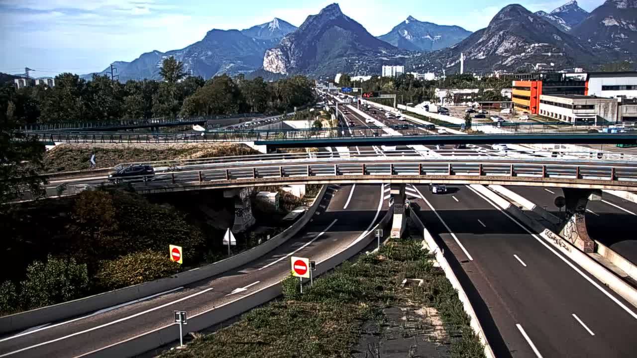 Seyssinet-Pariset: Grenoble-Autoroute A480 à Grenoble. Vue orientée sur l’entrée et sortie de Grenoble Sud