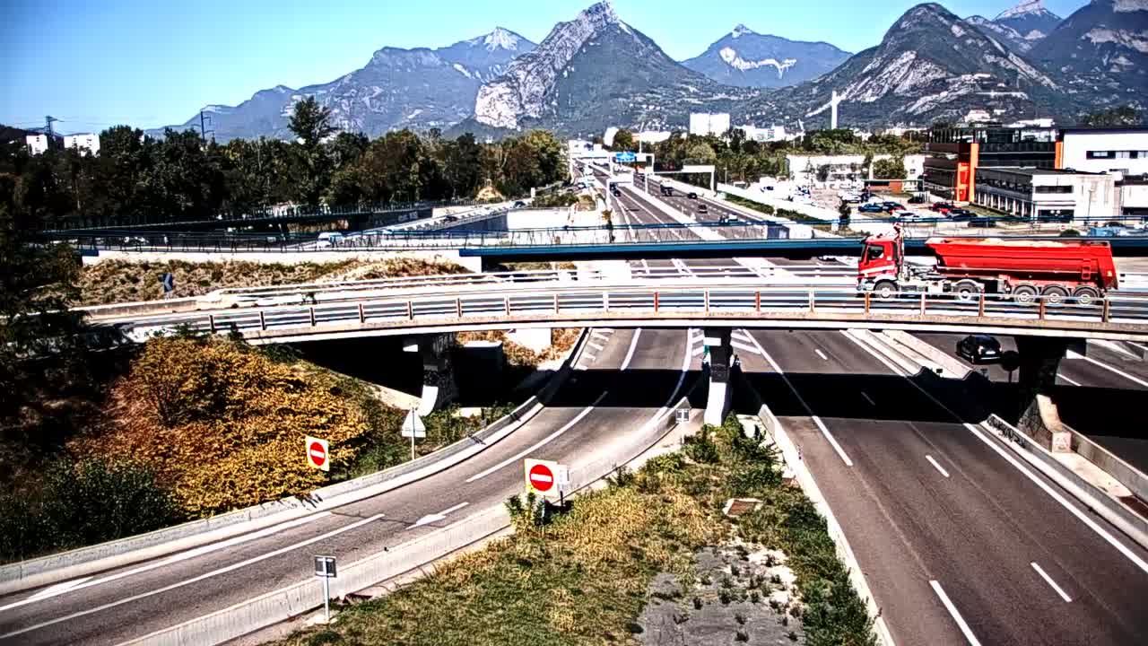 Seyssinet-Pariset: Grenoble-Autoroute A480 à Grenoble. Vue orientée sur l’entrée et sortie de Grenoble Sud