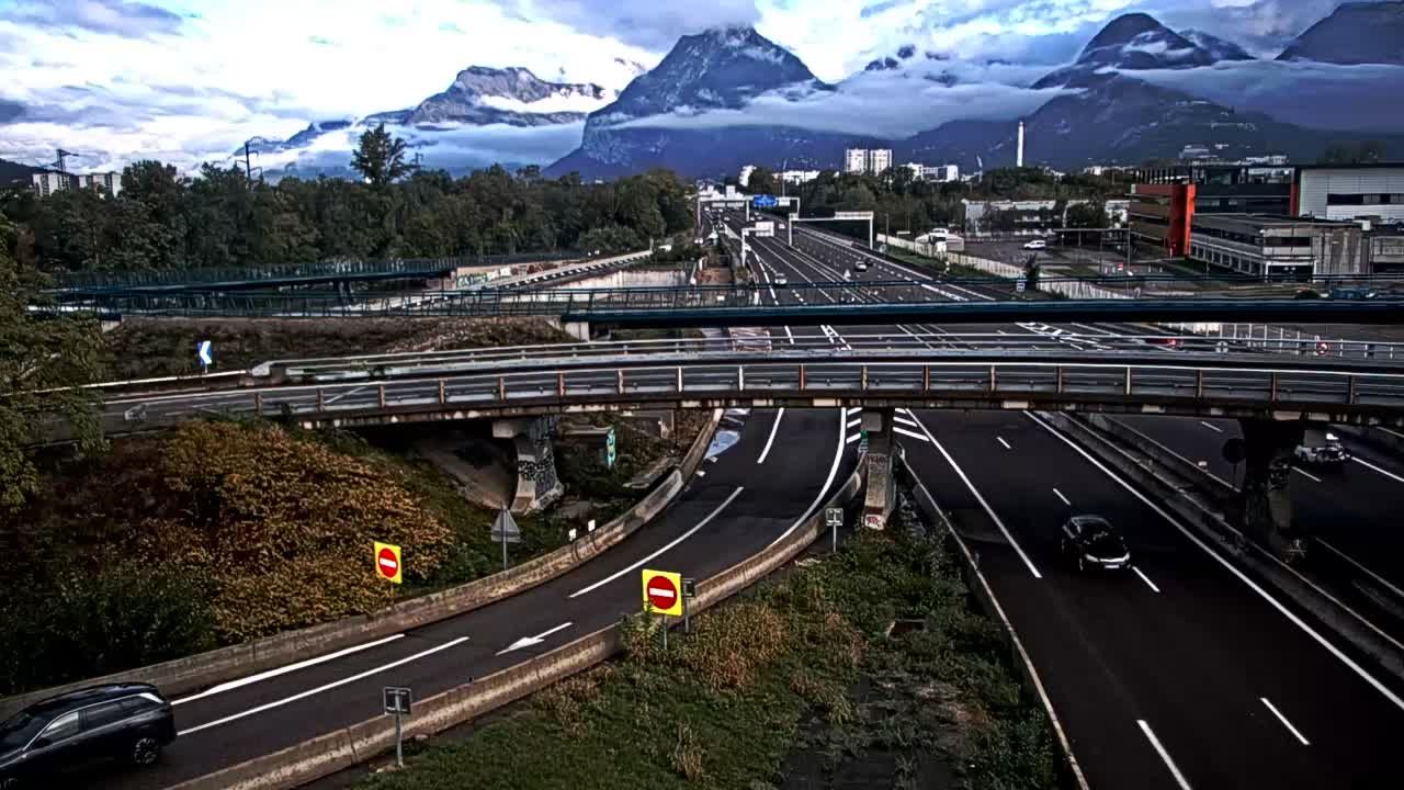 Seyssinet-Pariset: Grenoble-Autoroute A480 à Grenoble. Vue orientée sur l’entrée et sortie de Grenoble Sud