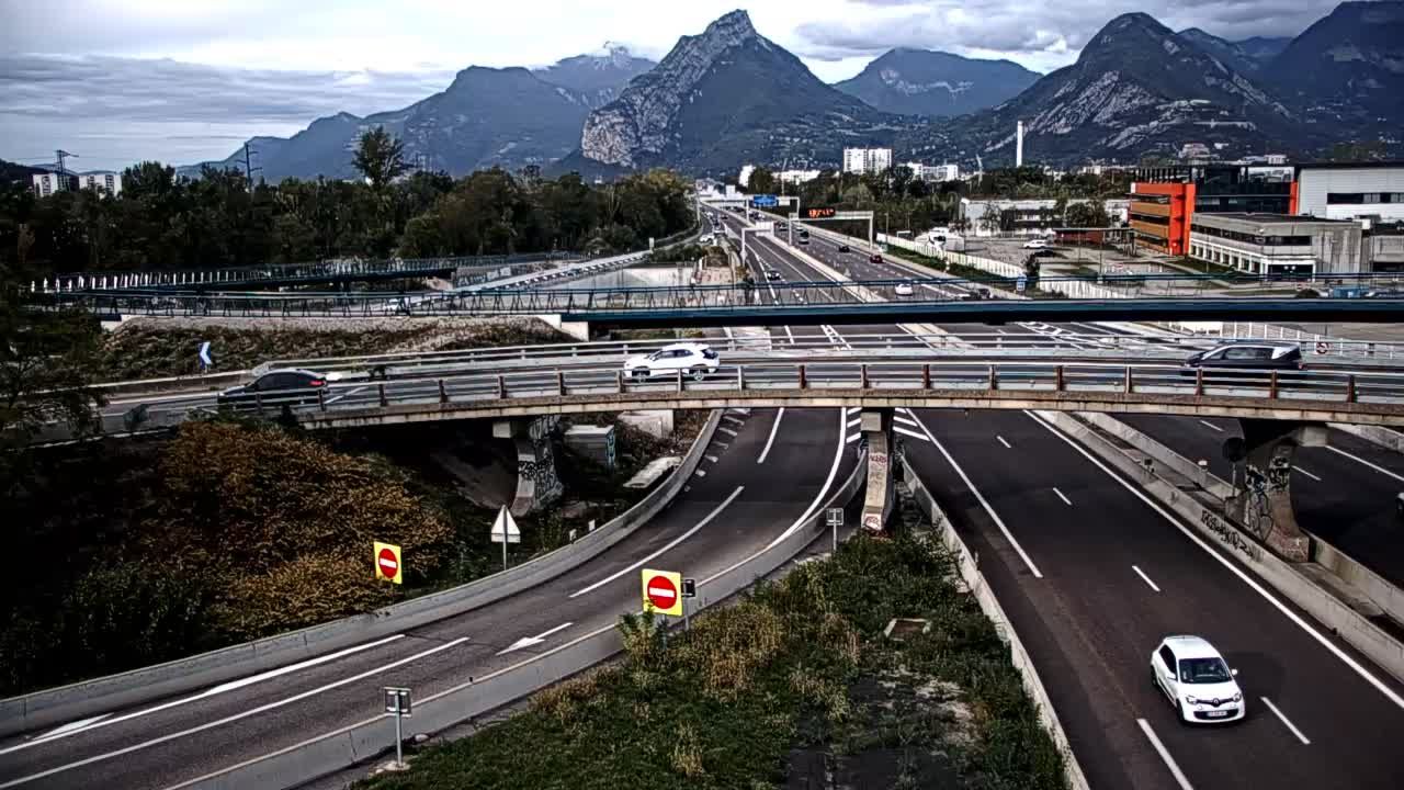 Seyssinet-Pariset: Grenoble-Autoroute A480 à Grenoble. Vue orientée sur l’entrée et sortie de Grenoble Sud