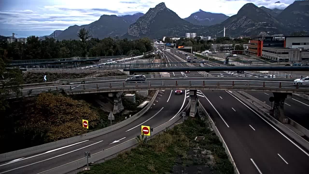 Seyssinet-Pariset: Grenoble-Autoroute A480 à Grenoble. Vue orientée sur l’entrée et sortie de Grenoble Sud