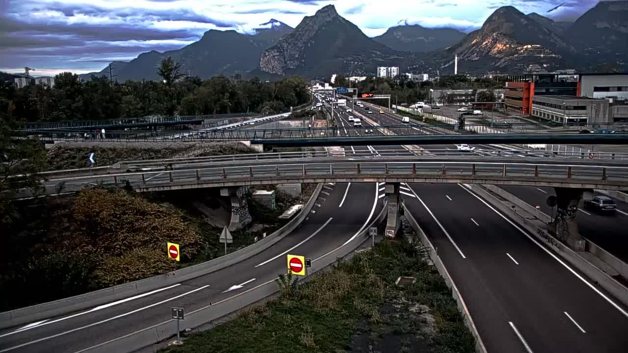 Seyssinet-Pariset: Grenoble-Autoroute A480 à Grenoble. Vue orientée sur l’entrée et sortie de Grenoble Sud
