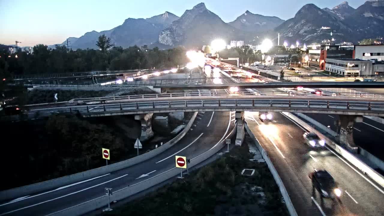 Seyssinet-Pariset: Grenoble-Autoroute A480 à Grenoble. Vue orientée sur l’entrée et sortie de Grenoble Sud