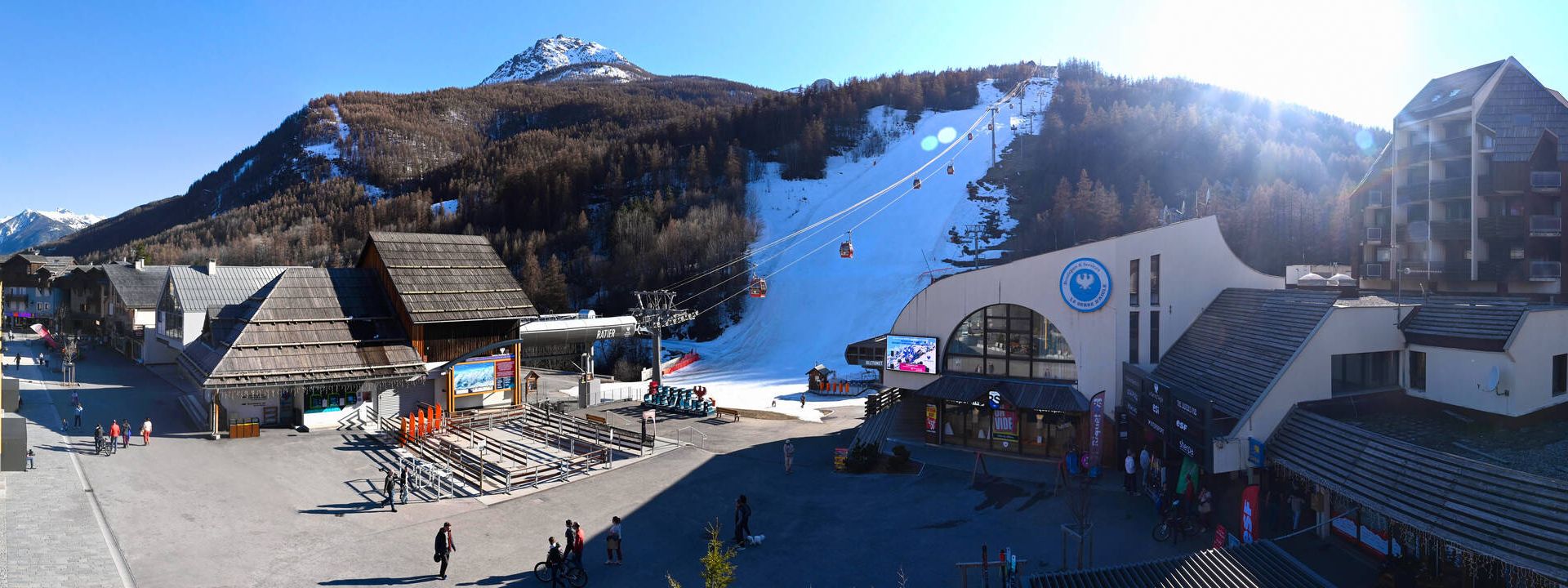 Saint-Chaffrey: Place du Téléphérique